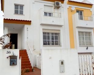 Vista exterior de Casa adosada en venda en Vélez-Málaga amb Balcó