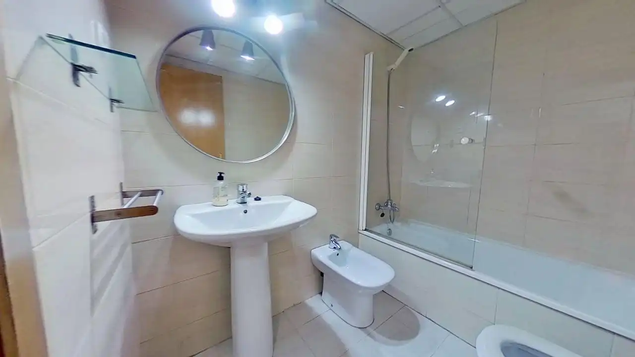Bathroom of Flat for rent in Madrid  with Air Conditioner, Heating and Private garden
