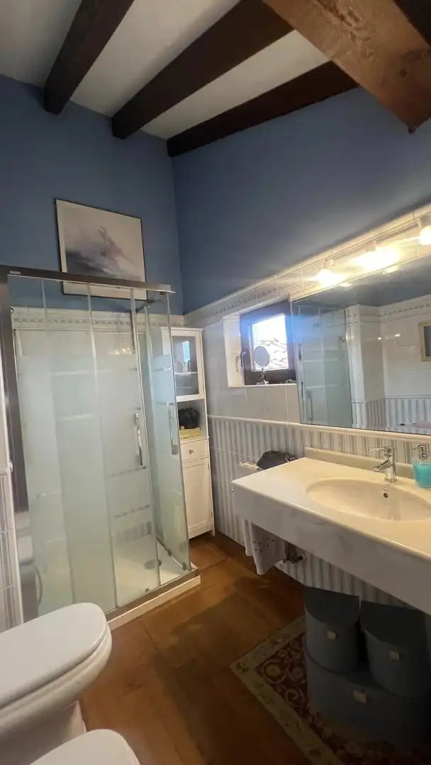 Badezimmer von Haus oder Chalet zum Verkauf in Suances mit Heizung, Privatgarten und Parkett