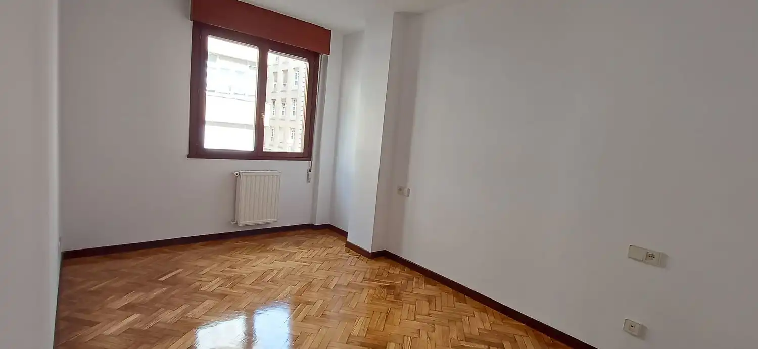 Schlafzimmer von Wohnung zur Miete in Gijón  mit Heizung, Abstellraum und Schwimmbad