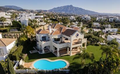 Vista exterior de Casa o xalet en venda en Benahavís amb Aire condicionat, Jardí privat i Terrassa