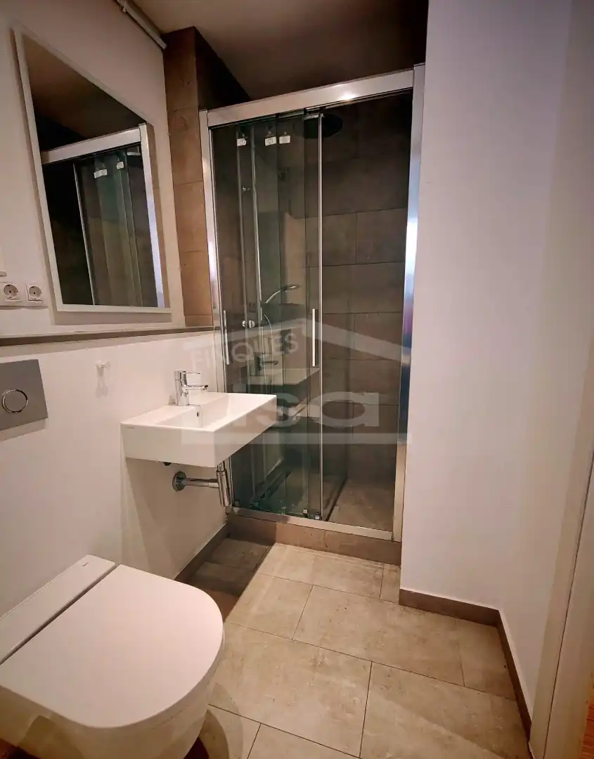 Badezimmer von Dachboden zum Verkauf in Barcelona mit Klimaanlage, Heizung und Parkett