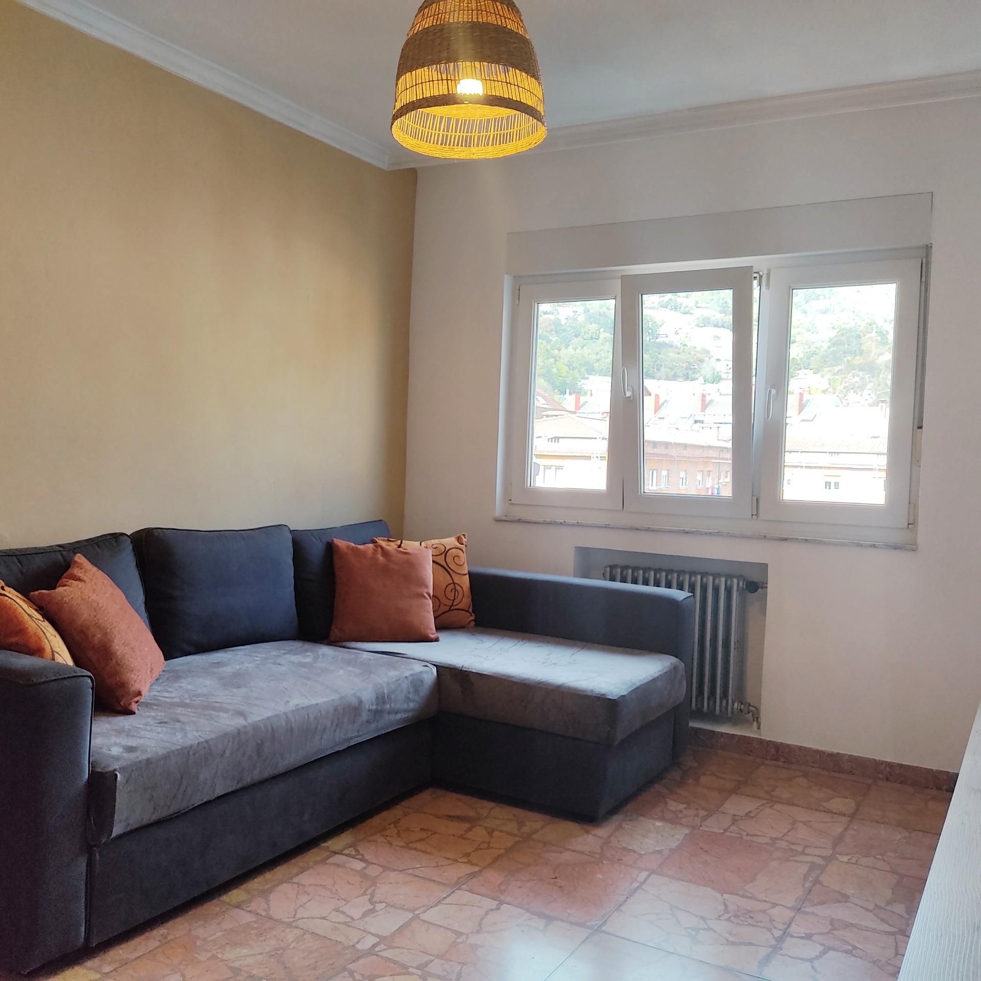 Sala d'estar de Pis de lloguer en San Martín del Rey Aurelio amb Calefacció, Parquet i Traster