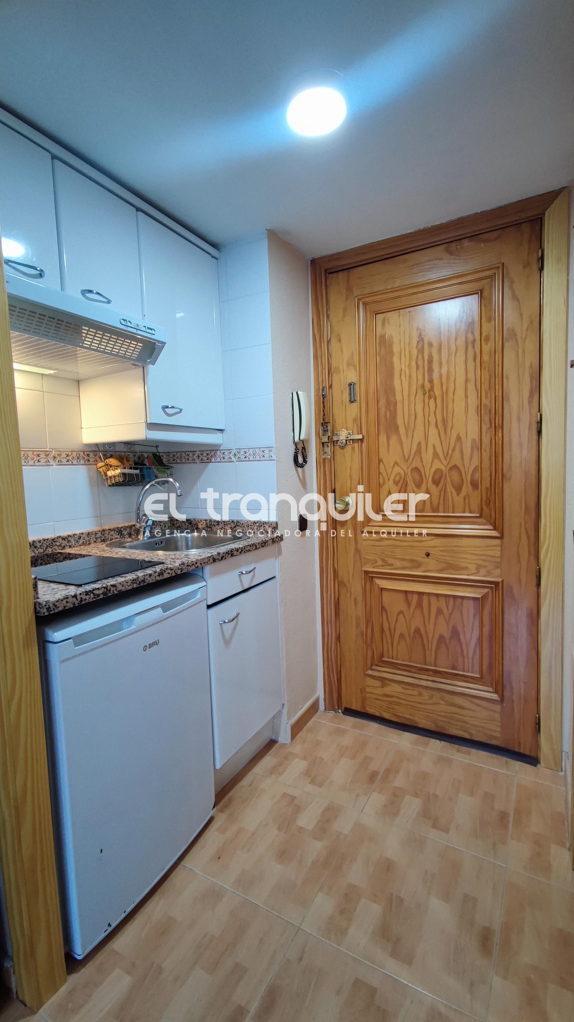 Cuina de Estudi de lloguer en  Madrid Capital amb Aire condicionat, Moblat i Rentadora