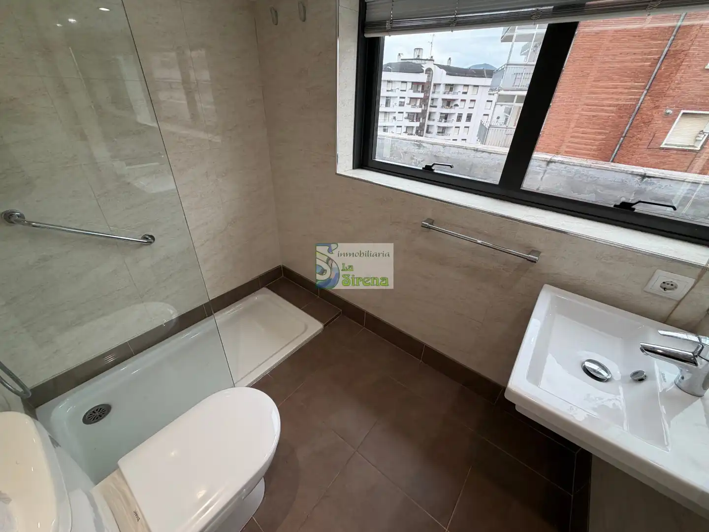 Baño de Piso en venta en Castro-Urdiales con Calefacción, Terraza y Piscina