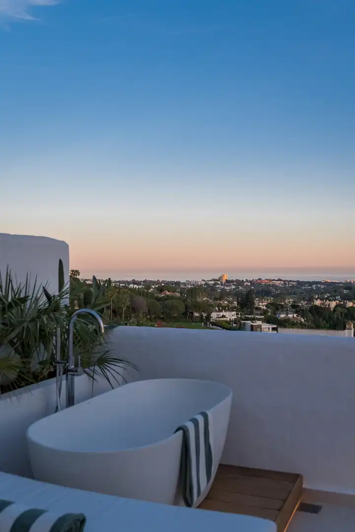 Vista exterior de Ático en venta en Marbella con Aire acondicionado, Terraza y Piscina