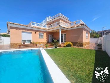 Xalet amb piscina en venda a Calle BABORD
