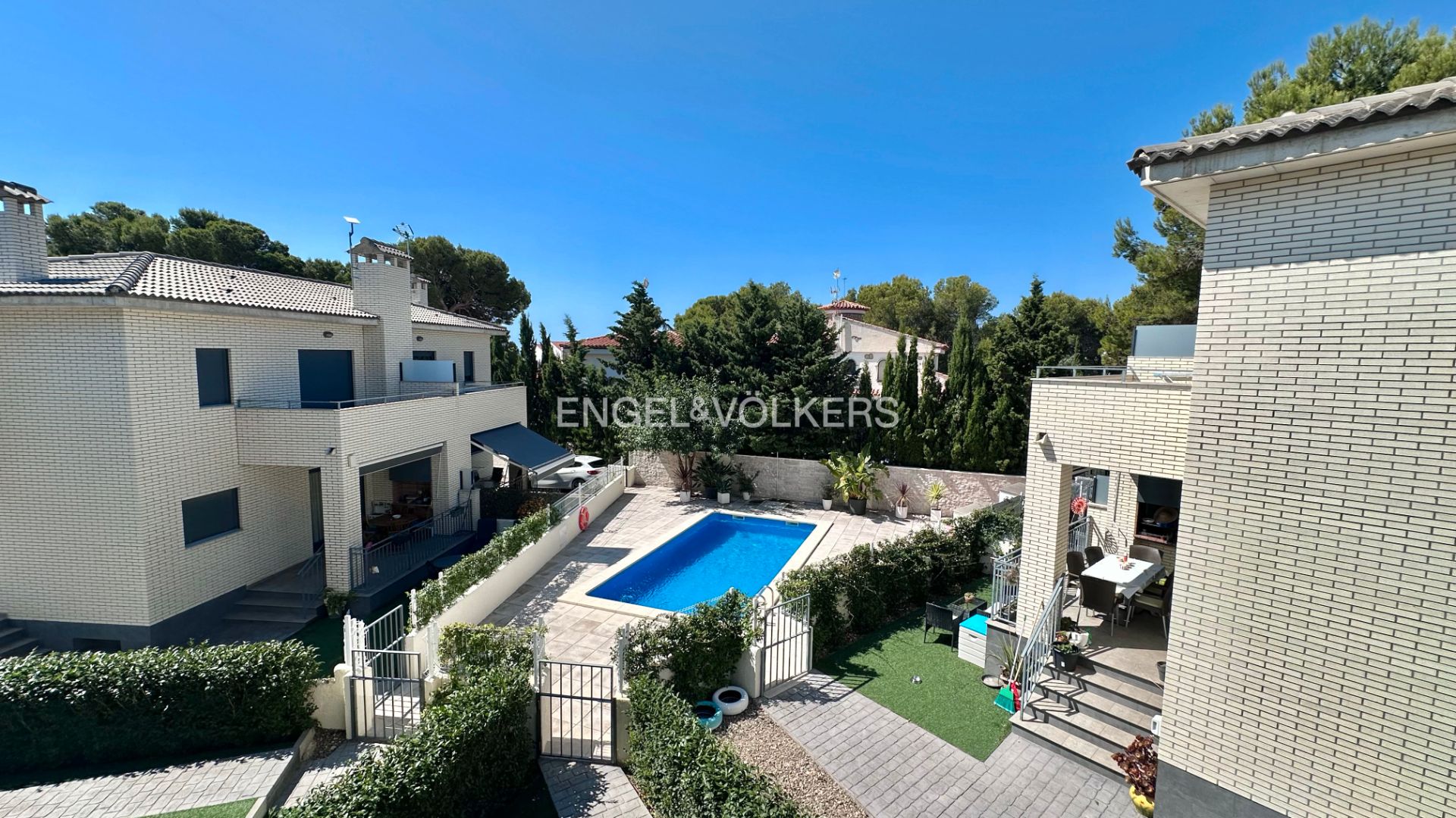 Vista exterior de Casa o xalet en venda en Mont-roig del Camp amb Aire condicionat, Calefacció i Jardí privat