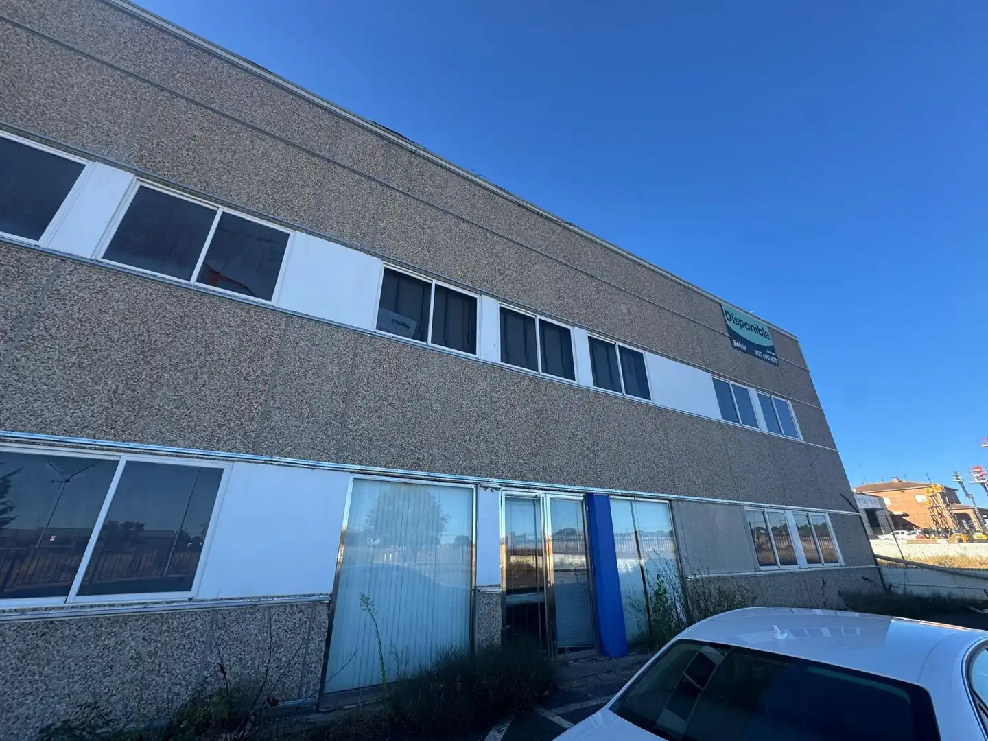 Außenansicht von Fabrikhallen zur Miete in Ávila
