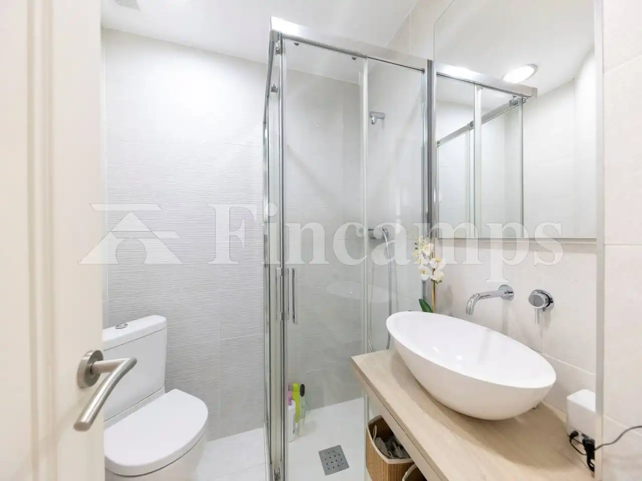 Bathroom of Flat for sale in Sabadell  with Air Conditioner, Heating and Parquet flooring