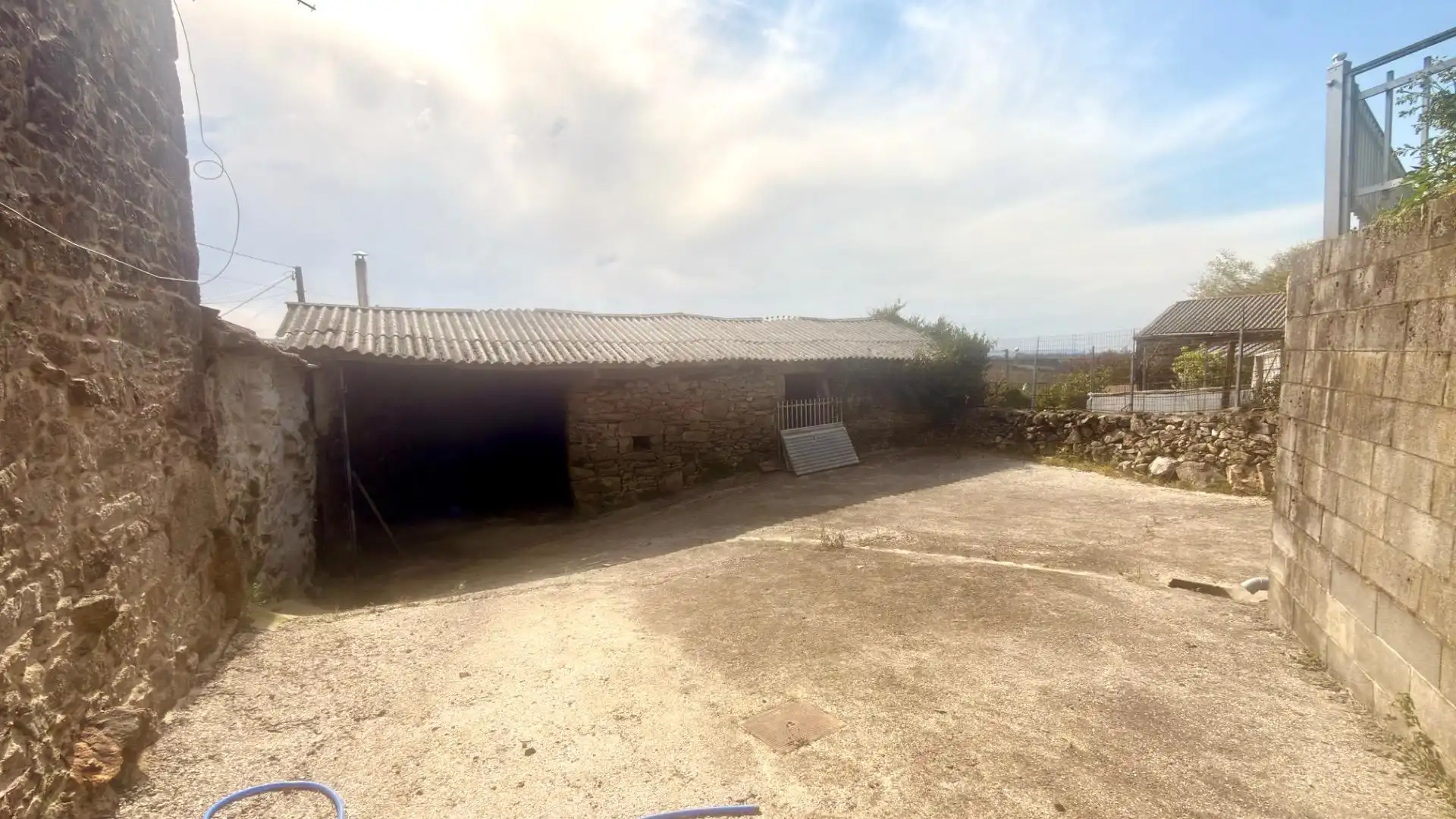 Vista exterior de Casa o xalet en venda en Dozón amb Calefacció, Terrassa i Traster