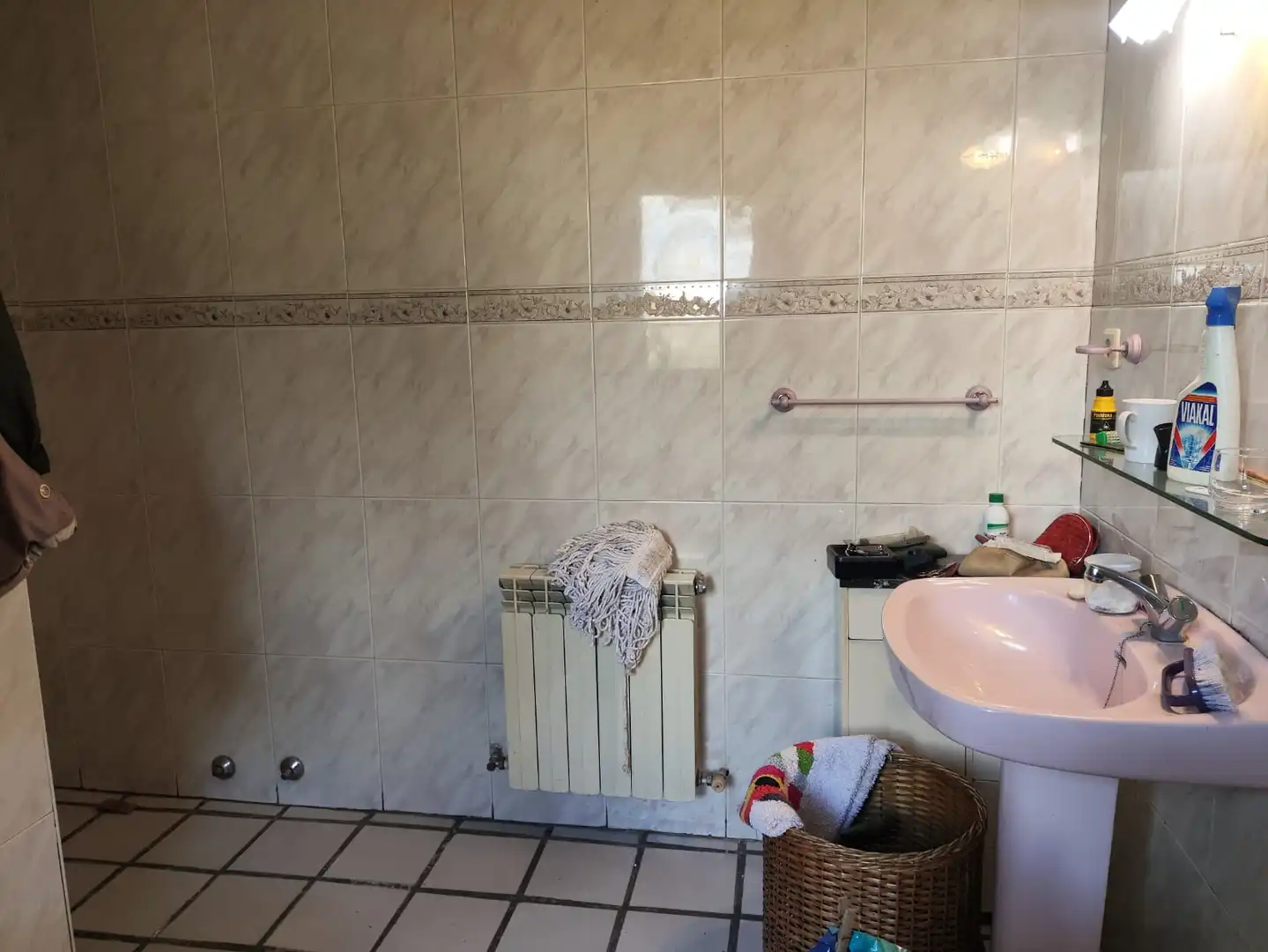Bany de Casa o xalet en venda en Sevilla la Nueva amb Calefacció, Jardí privat i Terrassa