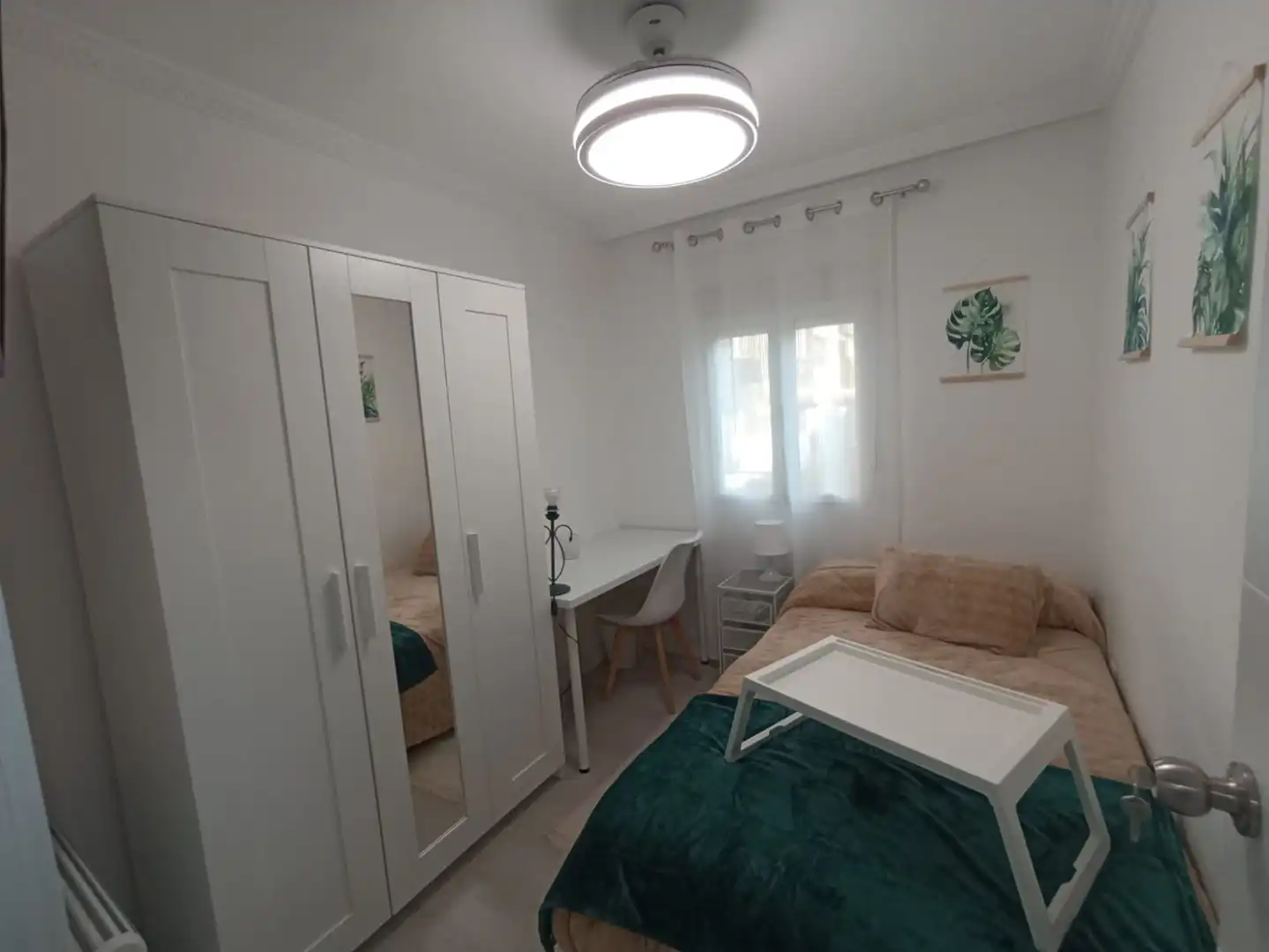 Bedroom of Flat for share in Madrid  with Heating, Parquet flooring and Furnished