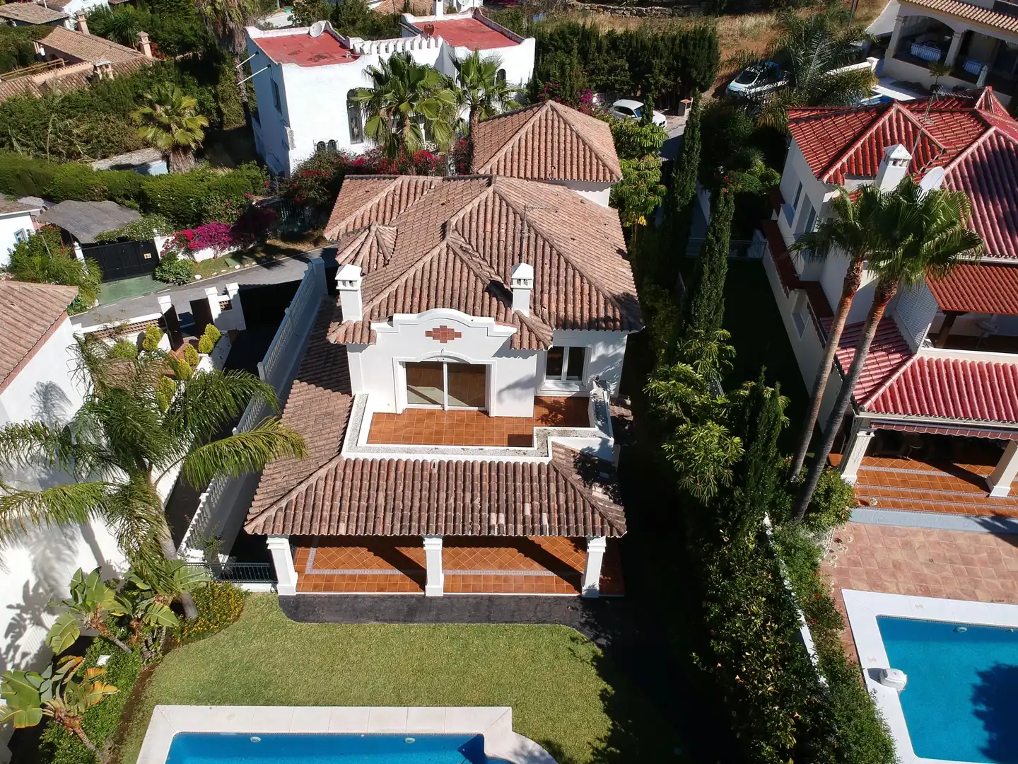Vista exterior de Casa o xalet en venda en Marbella amb Aire condicionat, Calefacció i Jardí privat