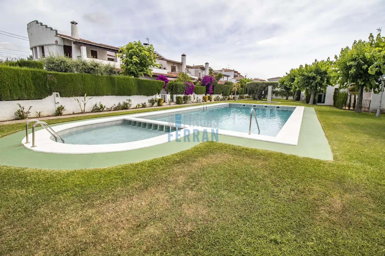 Piscina de Casa adosada en venda en El Vendrell amb Terrassa, Traster i Moblat