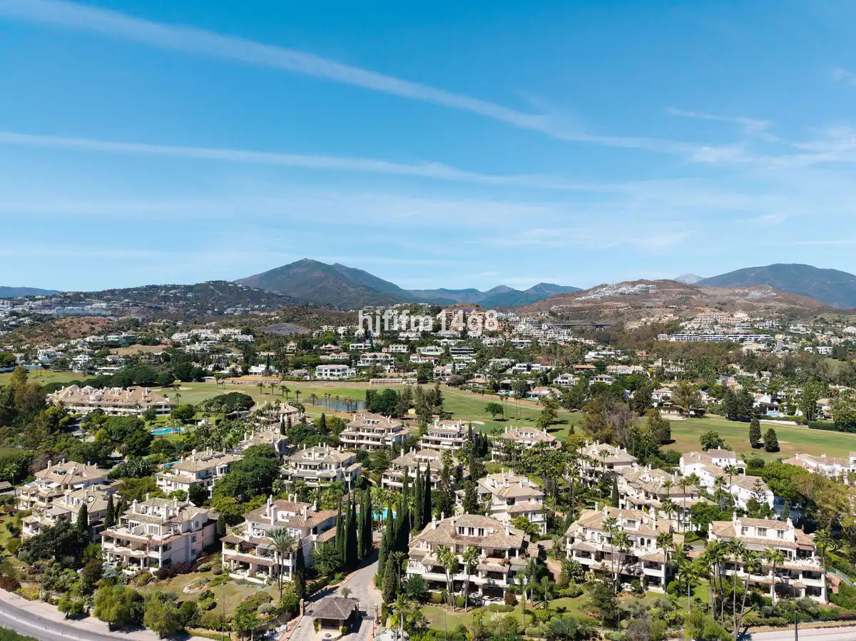 Vista exterior de Àtic en venda en Nueva Andalucía