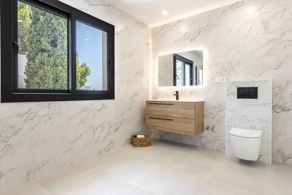 Baño de Casa o chalet en venta en Marbella con Aire acondicionado, Jardín privado y Terraza