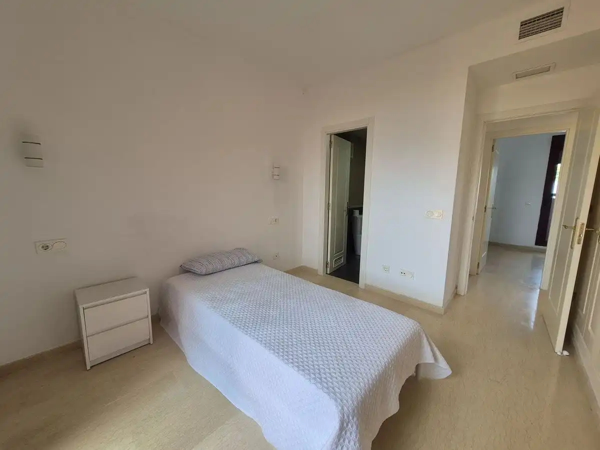 Schlafzimmer von Dachboden zum Verkauf in Manilva mit Klimaanlage, Heizung und Terrasse