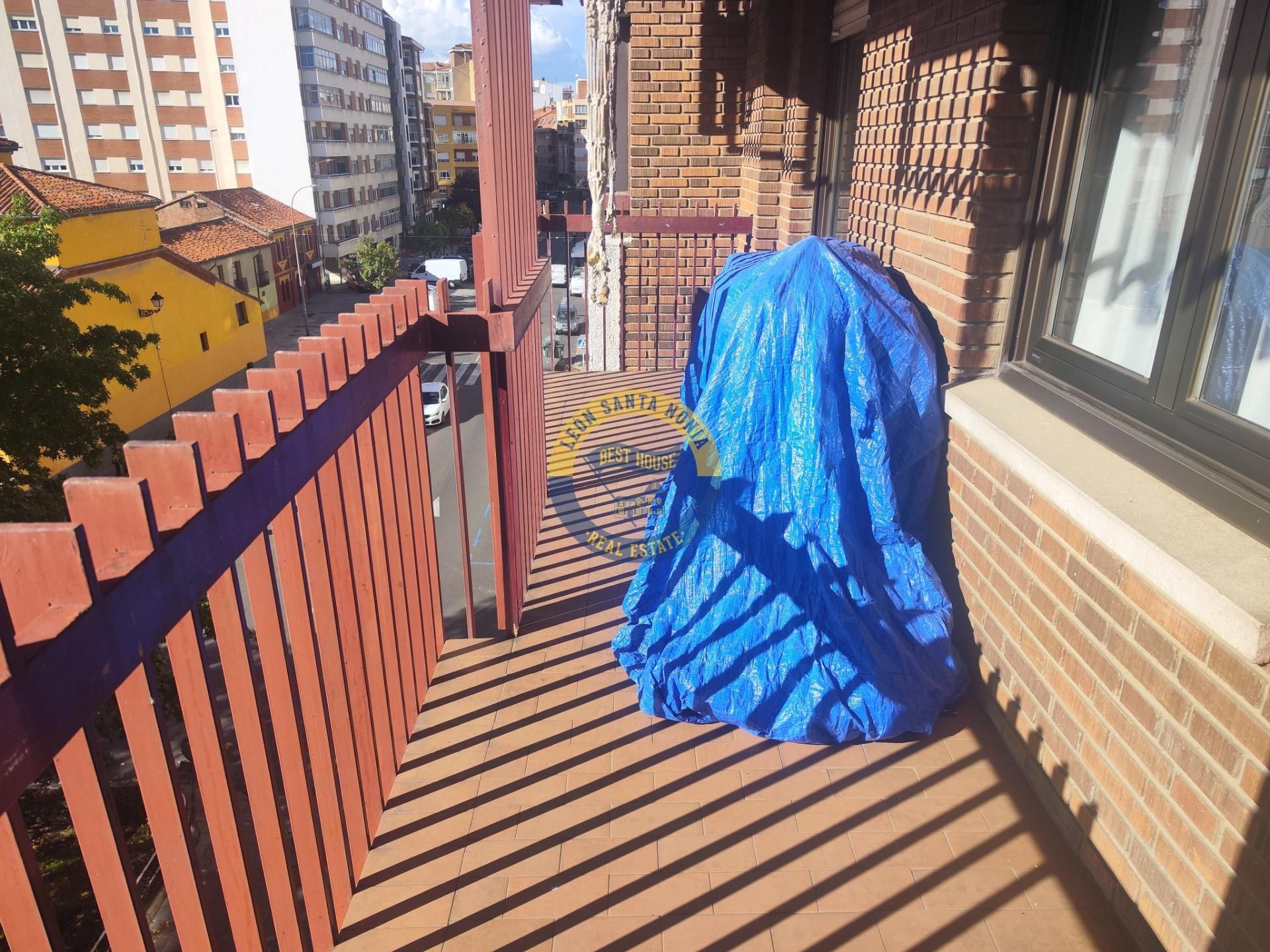 Terrassa de Pis en venda en León Capital  amb Calefacció, Parquet i Terrassa