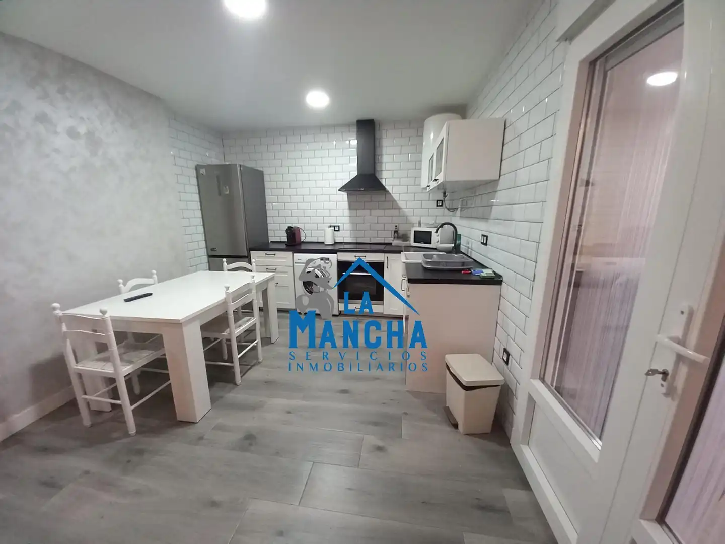 Cuina de Casa o xalet en venda en Madrigueras amb Piscina i Moblat