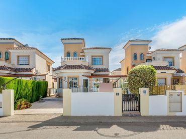 Casa con balcón en venta en El Raso