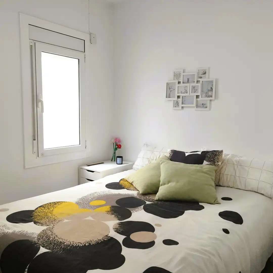 Habitación de Piso en venta en Barcelona con Microondas y Balcón