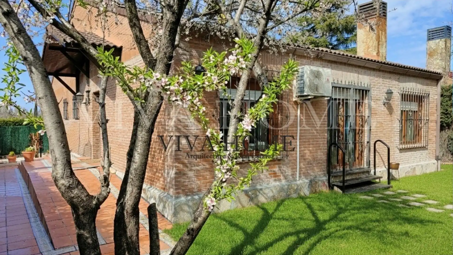 Vista exterior de Casa o xalet en venda en Rivas-Vaciamadrid amb Aire condicionat i Jardí privat