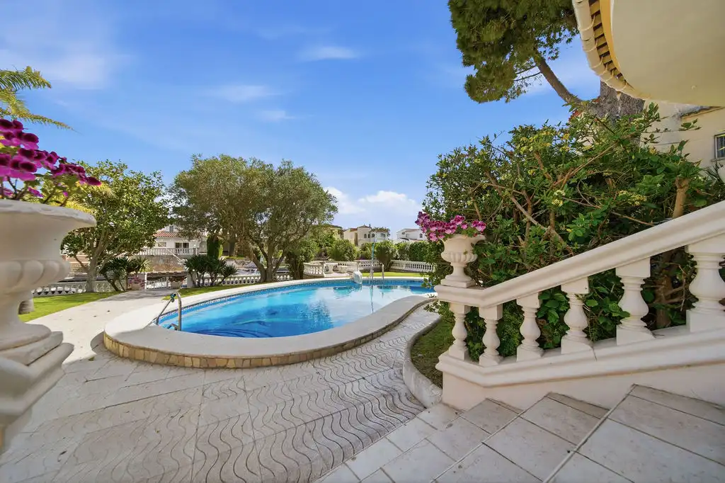 Casa con piscina en venta en Carrer Noguera, imagen 9