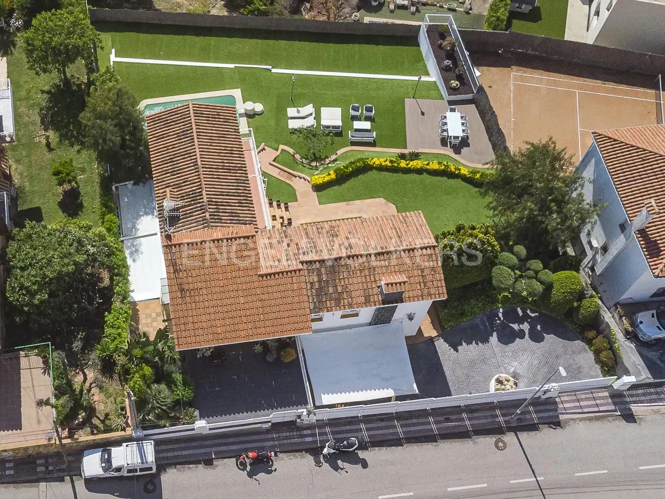 Vista exterior de Casa o xalet en venda en Mataró amb Aire condicionat, Calefacció i Jardí privat