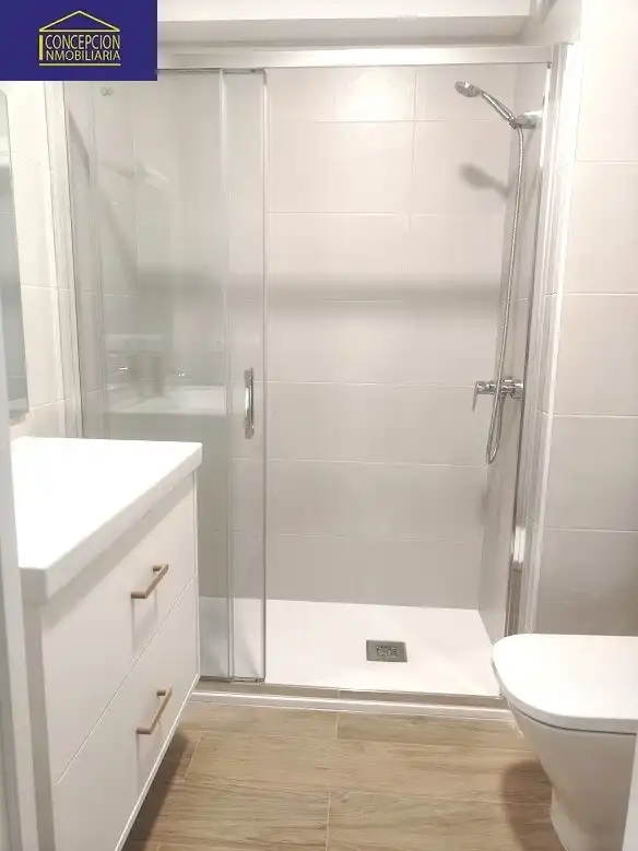 Badezimmer von Wohnung zur Miete in Córdoba mit Klimaanlage, Heizung und Parkett