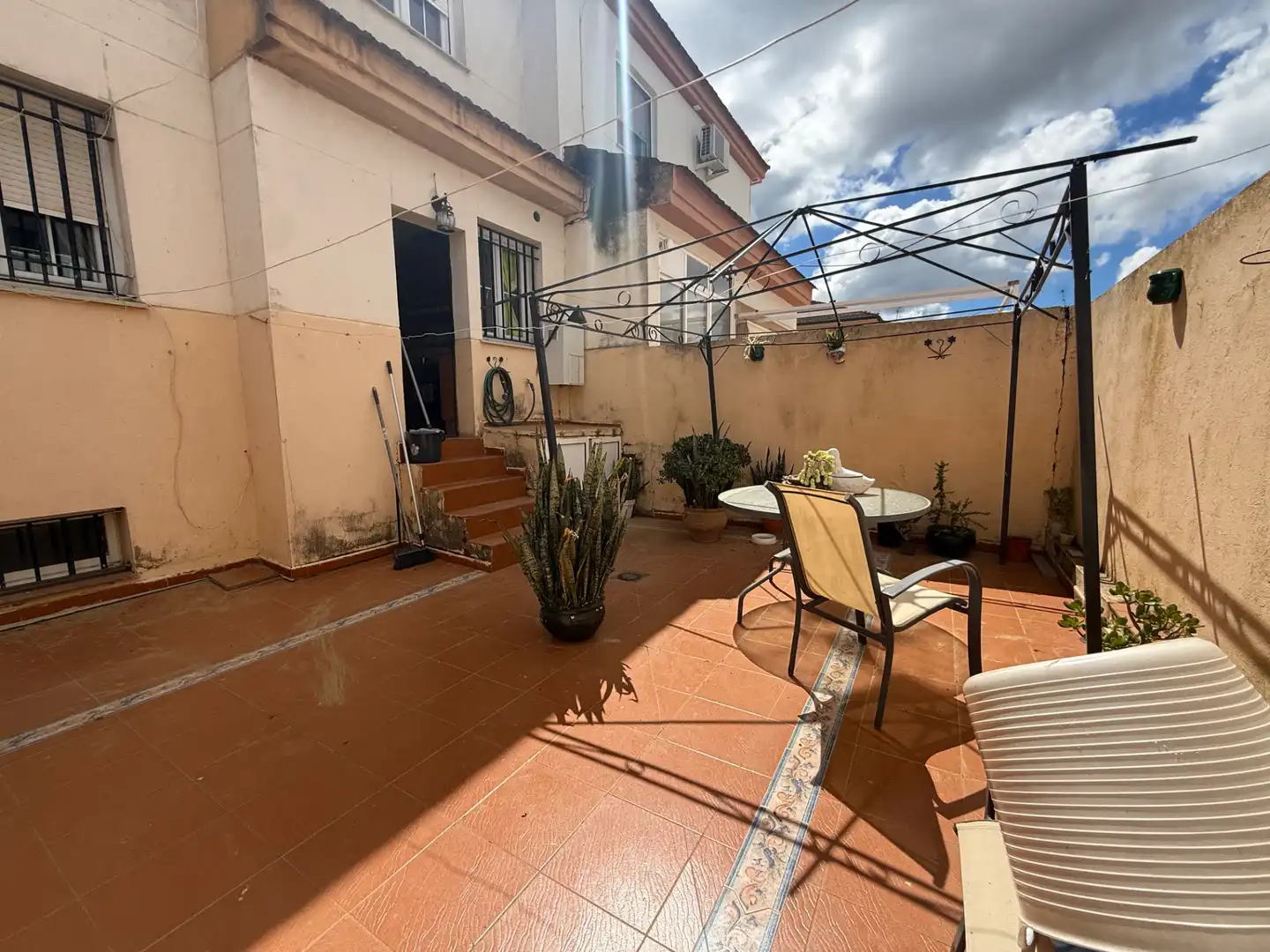 Terrasse von Einfamilien-Reihenhaus zum Verkauf in Aljaraque mit Klimaanlage, Heizung und Privatgarten