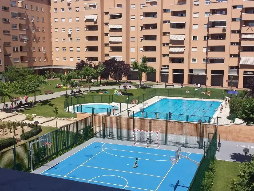 Schwimmbecken von Wohnung zur Miete in  Madrid Capital mit Klimaanlage und Schwimmbad