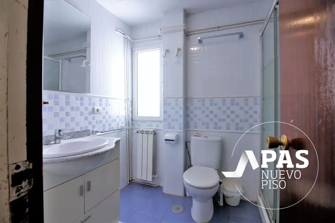 Badezimmer von Wohnung zum Verkauf in Santander mit Heizung und Balkon