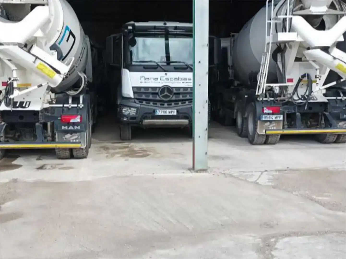 Parkplatz von Fabrikhallen zur Miete in Andújar