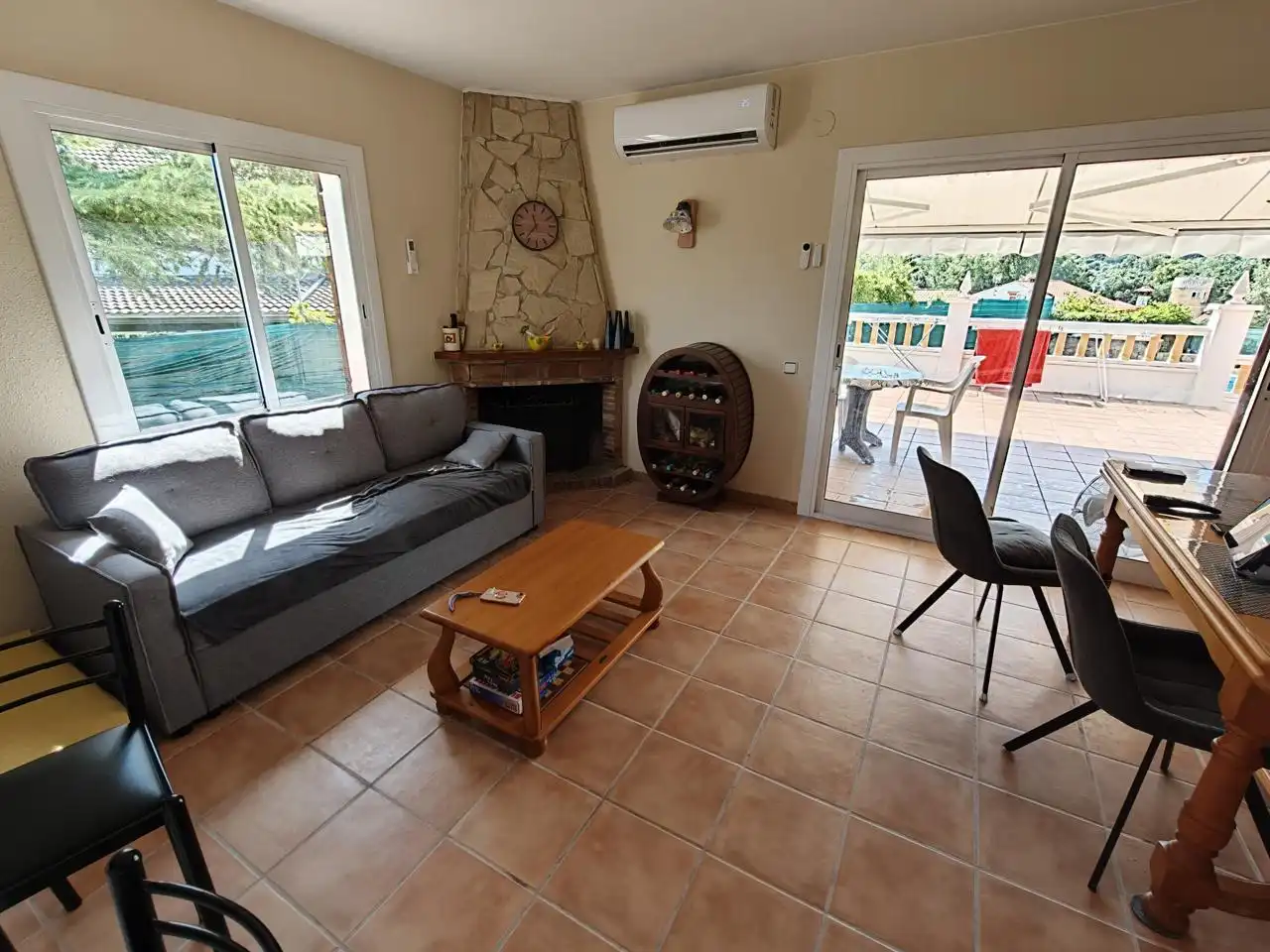 Sala d'estar de Casa o xalet en venda en Caldes de Malavella amb Aire condicionat, Calefacció i Jardí privat