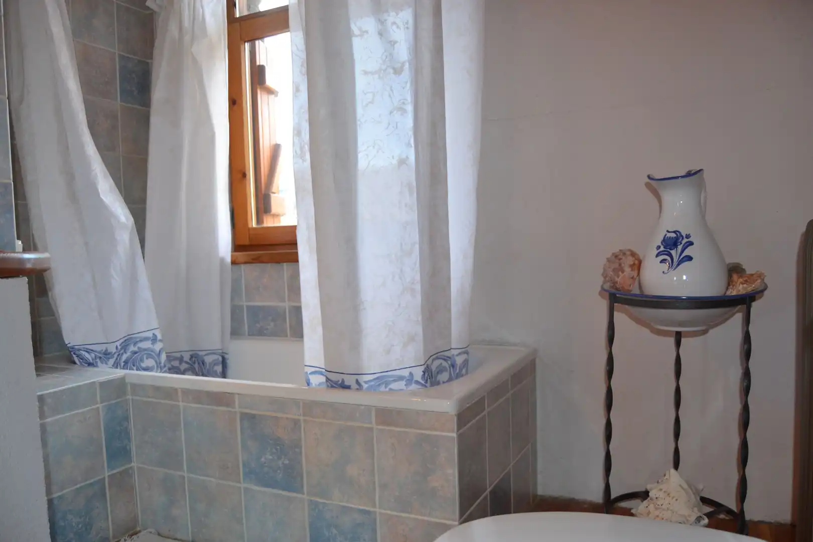 Badezimmer von Haus oder Chalet zum Verkauf in Aisa mit Heizung und Privatgarten