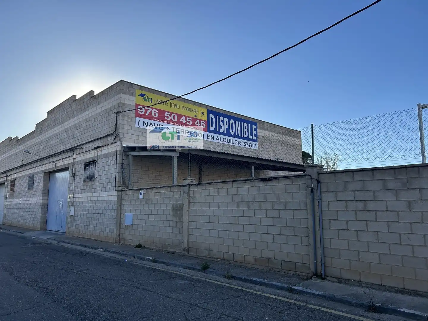 Außenansicht von Fabrikhallen zur Miete in Zaragoza