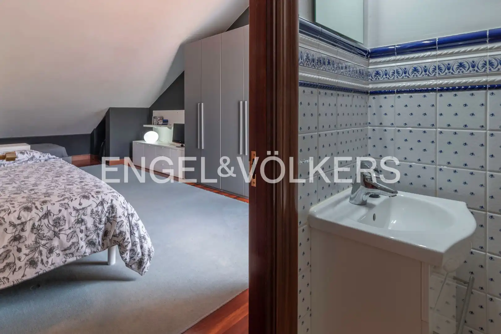 Badezimmer von Einfamilien-Reihenhaus zum Verkauf in Gamiz-Fika mit Heizung, Privatgarten und Terrasse