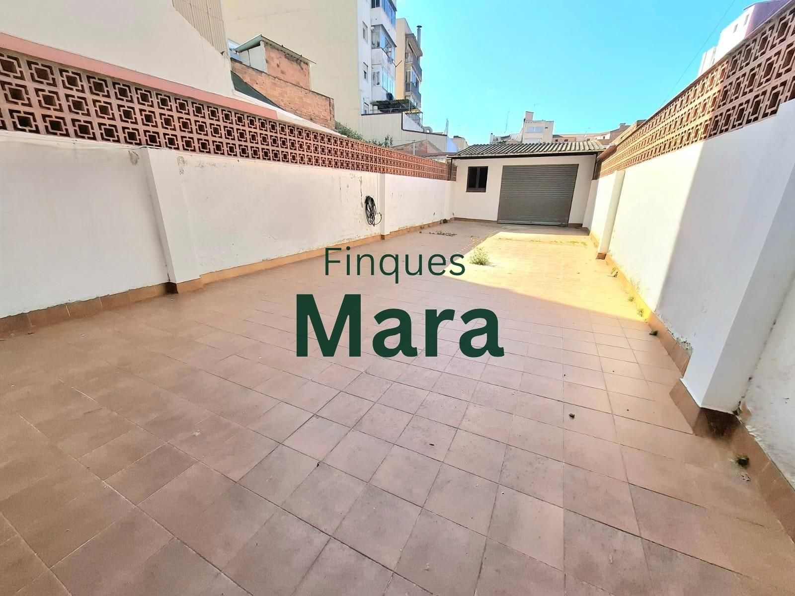 Vista exterior de Casa o xalet en venda en Sant Boi de Llobregat amb Calefacció, Terrassa i Balcó