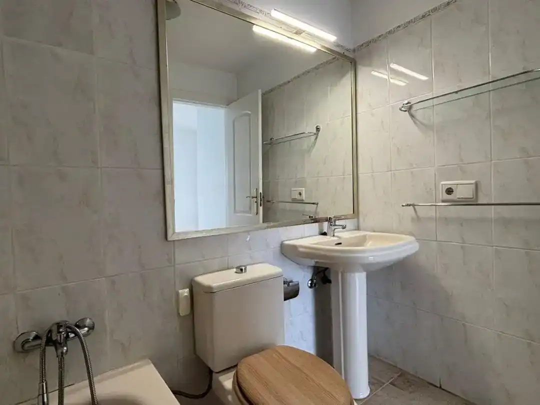 Baño de Piso de alquiler en El Rosario con Piscina y Balcón