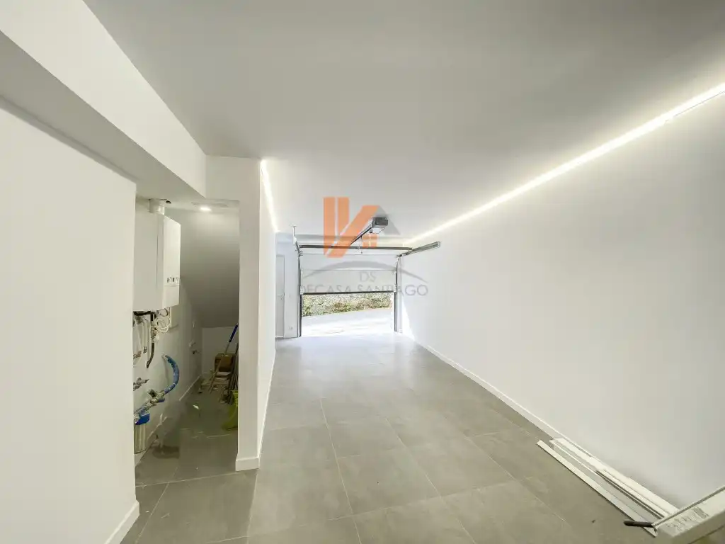 Casa adosada en venta en Santiago de Compostela  con Balcón