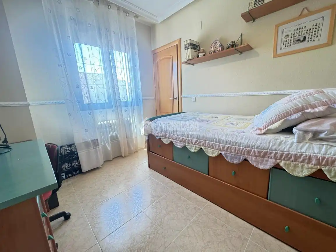 Schlafzimmer von Einfamilien-Reihenhaus zum Verkauf in Yepes mit Klimaanlage, Heizung und Terrasse
