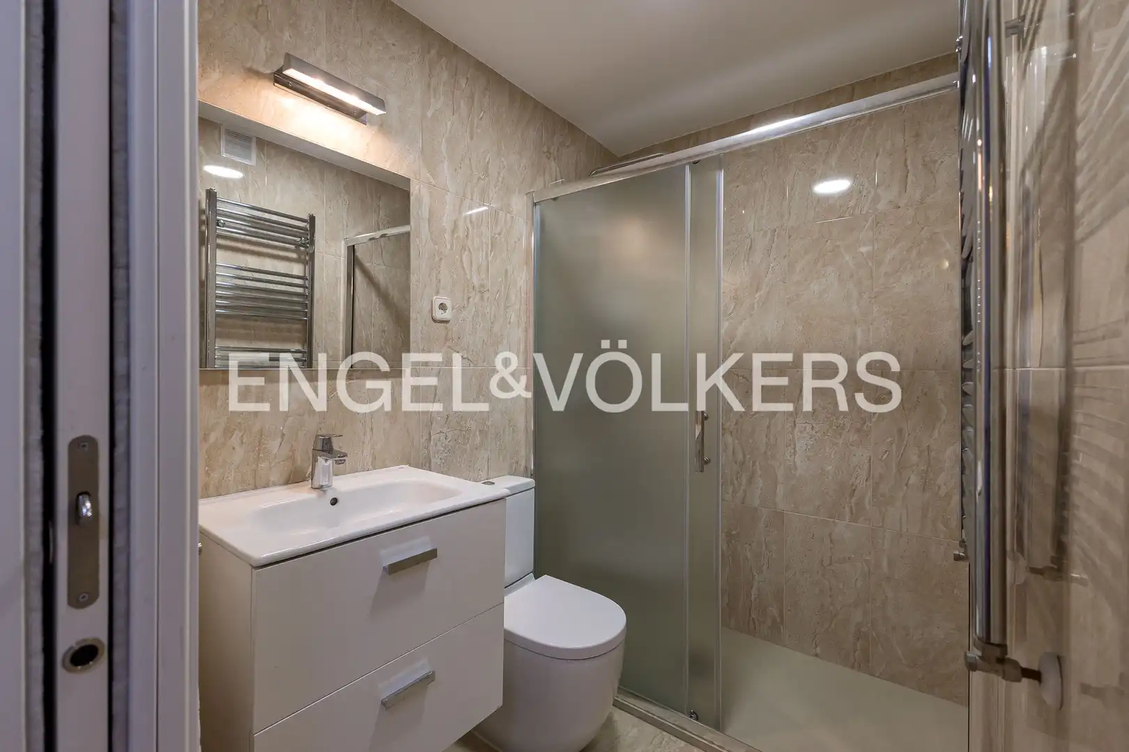 Badezimmer von Haus oder Chalet zum Verkauf in Madrid mit Klimaanlage, Heizung und Privatgarten