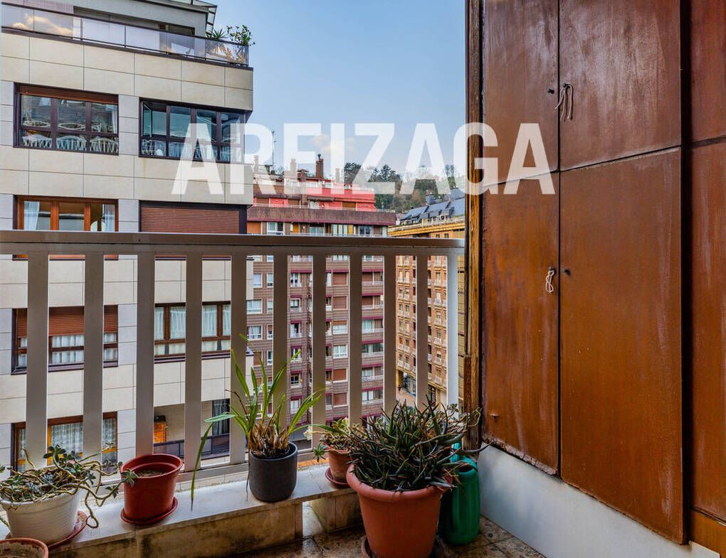 Terrassa de Pis en venda en Donostia - San Sebastián  amb Calefacció i Balcó