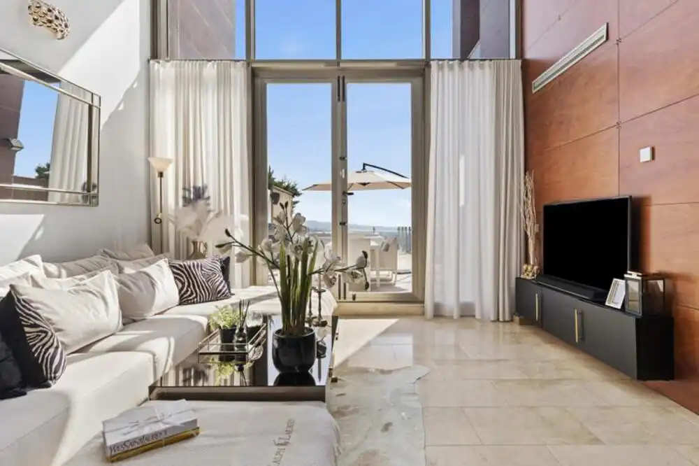 Wohnzimmer von Einfamilien-Reihenhaus zur Miete in Benahavís mit Klimaanlage, Privatgarten und Terrasse