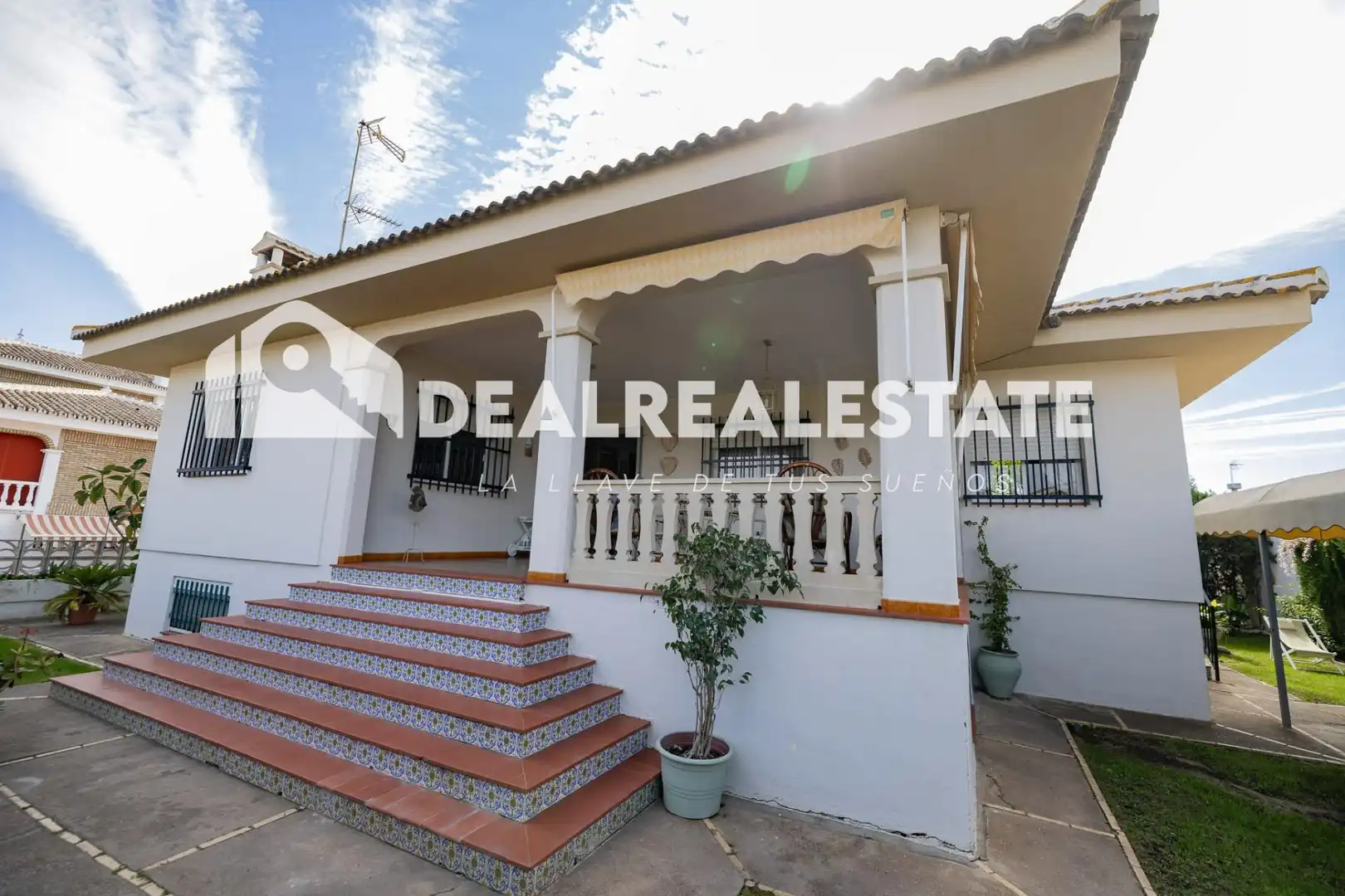 Vista exterior de Casa o xalet en venda en Almonte amb Jardí privat, Terrassa i Moblat