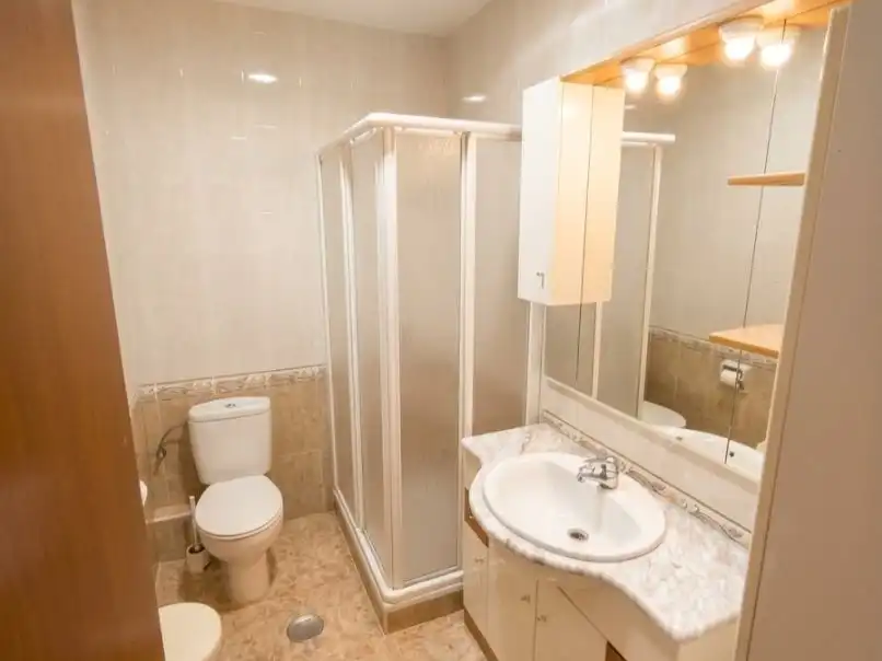 Baño de Piso en venta en Almería con Aire acondicionado, Calefacción y Amueblado