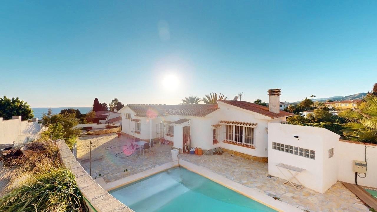 Vista exterior de Casa o xalet en venda en Vélez-Málaga amb Aire condicionat, Jardí privat i Traster