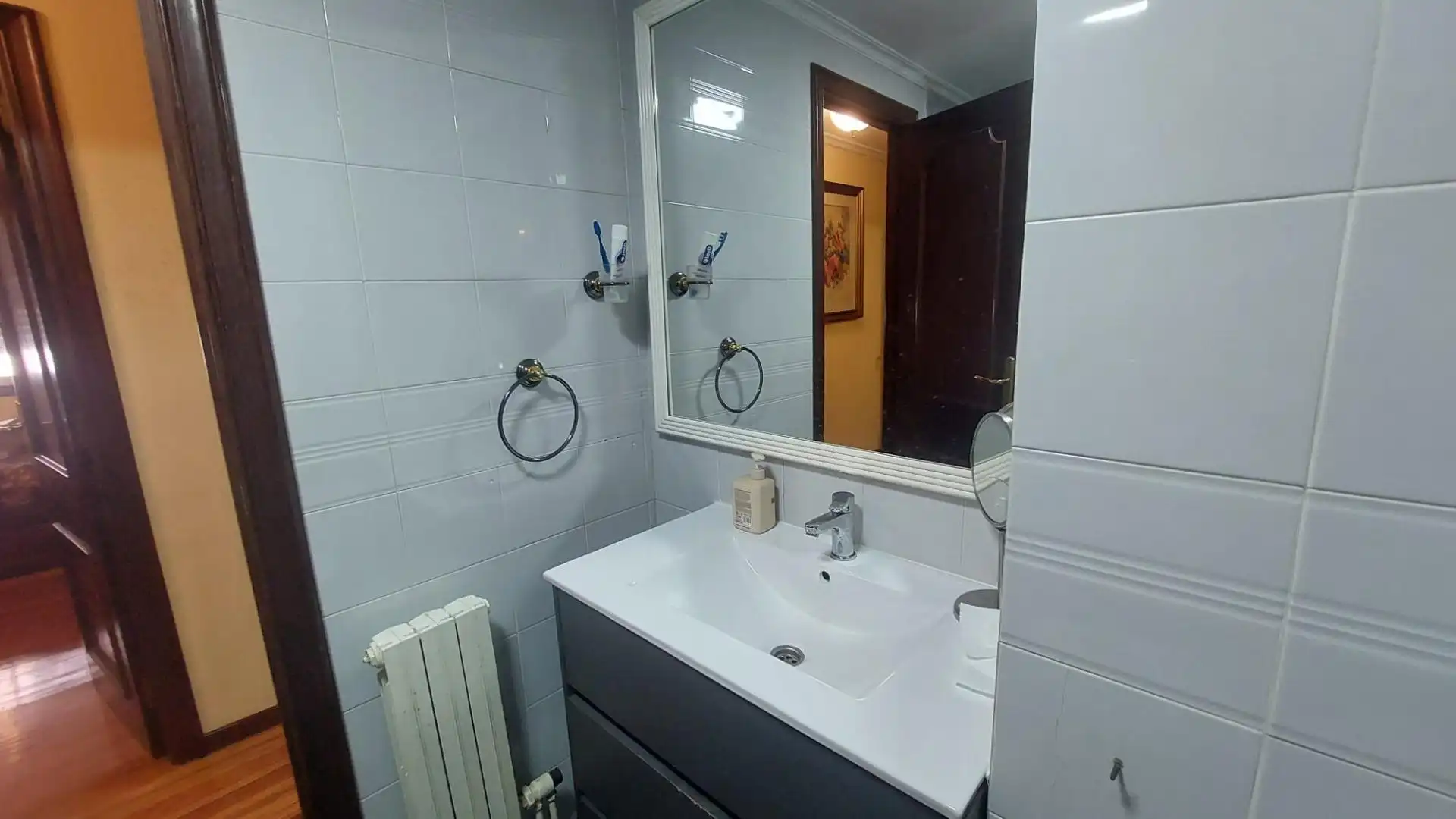 Bathroom of Flat for sale in Vigo   with Heating, Parquet flooring and Storage room