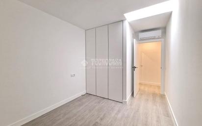 Bedroom of Flat for sale in  Madrid Capital  with Air Conditioner, Heating and Balcony